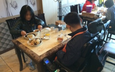 장노년팀 문화파크 진행(이용자-활동보조인 식사사진)